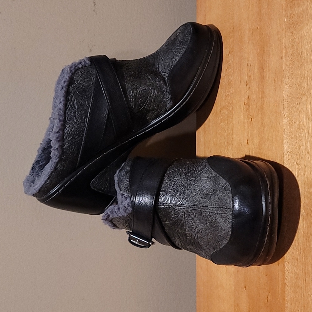 JBU JAMBU MEMORY FOAM CLOGS. SIZE 8.5